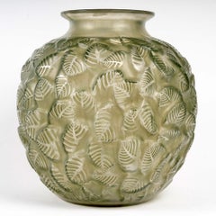 1926 René Lalique - Vase Charmille Frosted Glass With Green Patina
