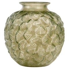 1926 René Lalique - Vaso Charmille in vetro smerigliato con patina verde