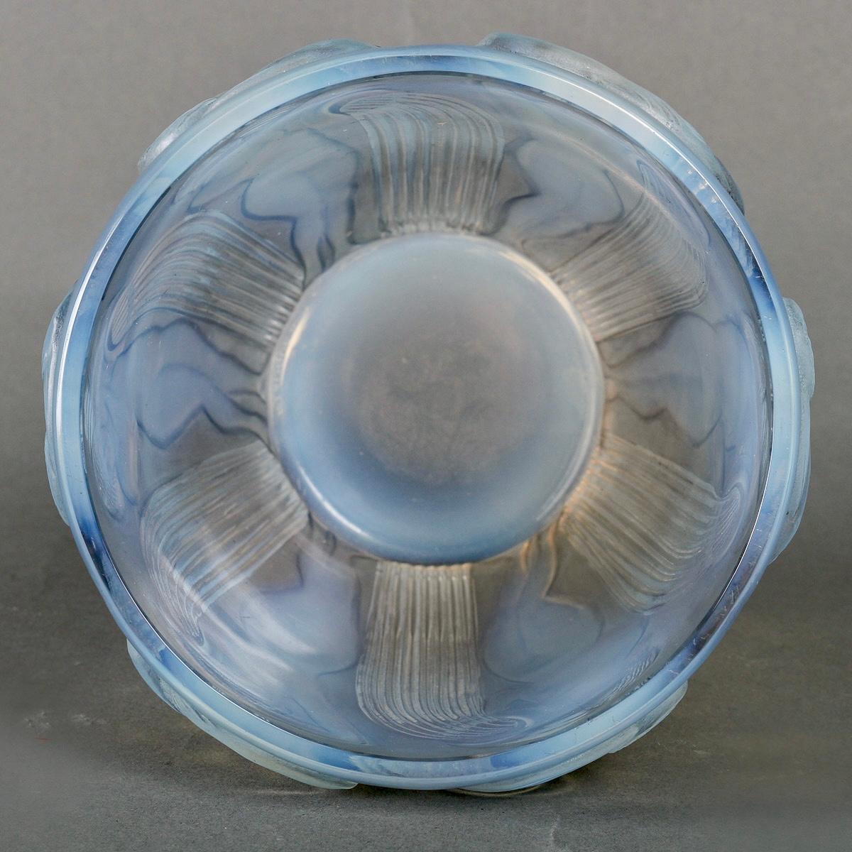1926 Rene Lalique Vase Danaides, opalisierendes Glas, graue Patina, pouring Women (Geformt) im Angebot