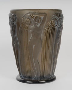 1926 Rene Lalique Vaso Danaides in vetro Topazio fumé con patina bianca