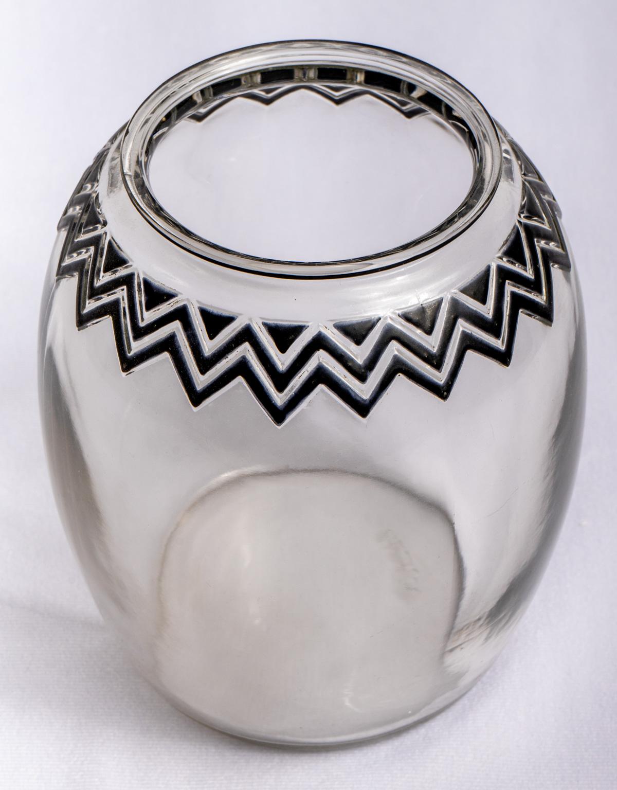 Art Deco 1926 Rene Lalique Vase Koudour in Clear Glass with Original Black Heated Enamel