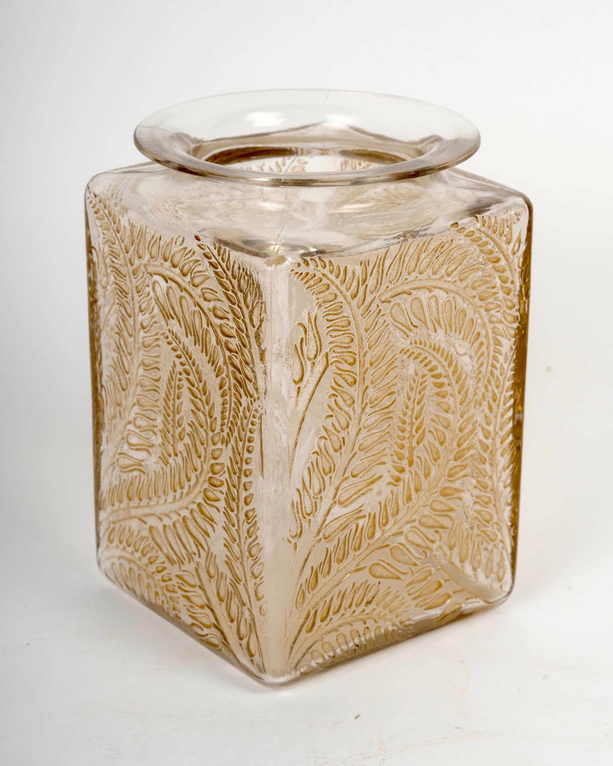 Art déco 1926 Vase René Lalique Verre Myrrhis à patine sépia en vente
