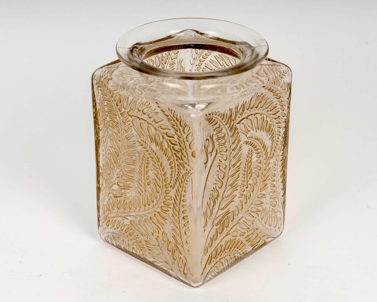 Français 1926 Vase René Lalique Verre Myrrhis à patine sépia en vente