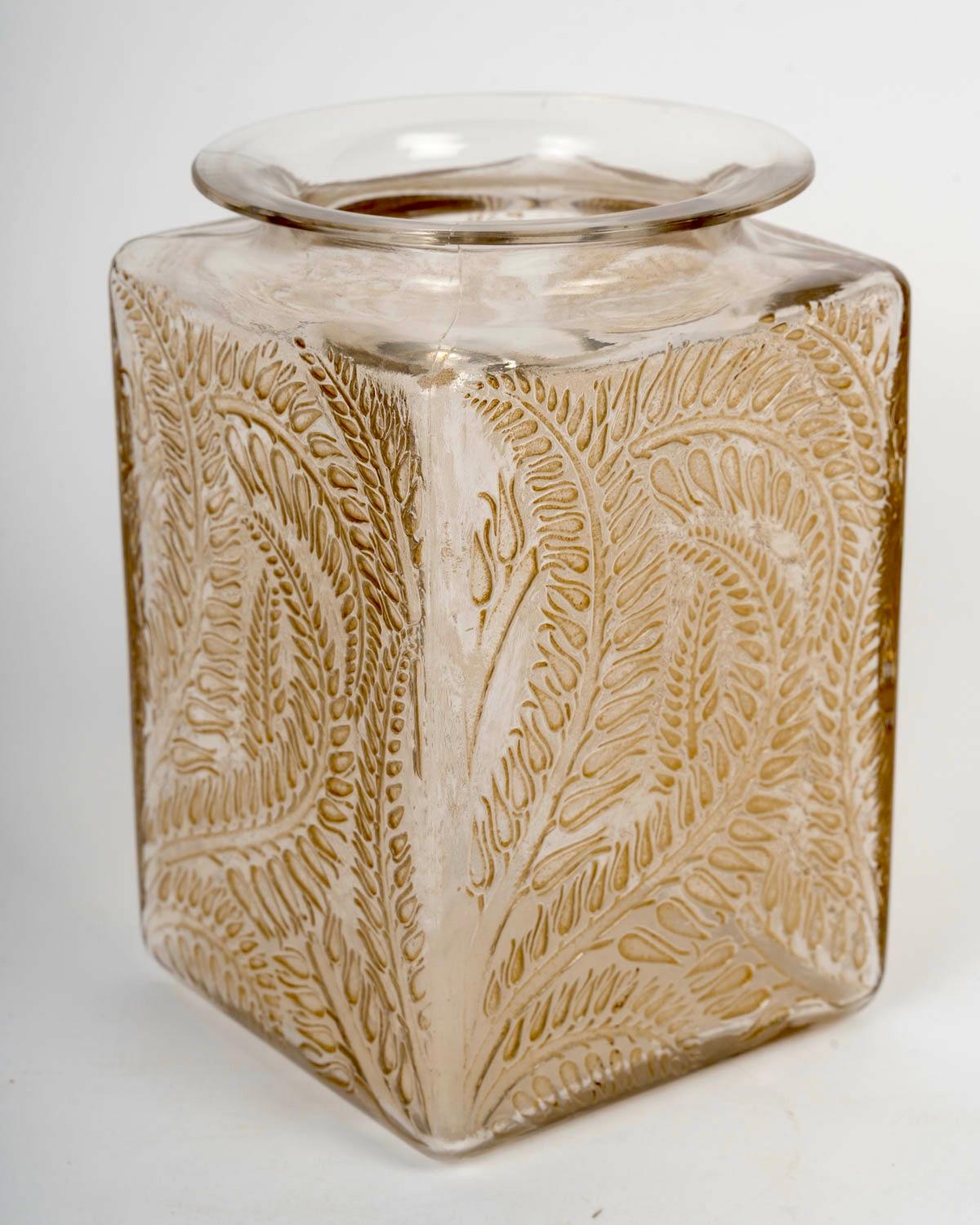Moulé 1926 Vase René Lalique Verre Myrrhis à patine sépia en vente