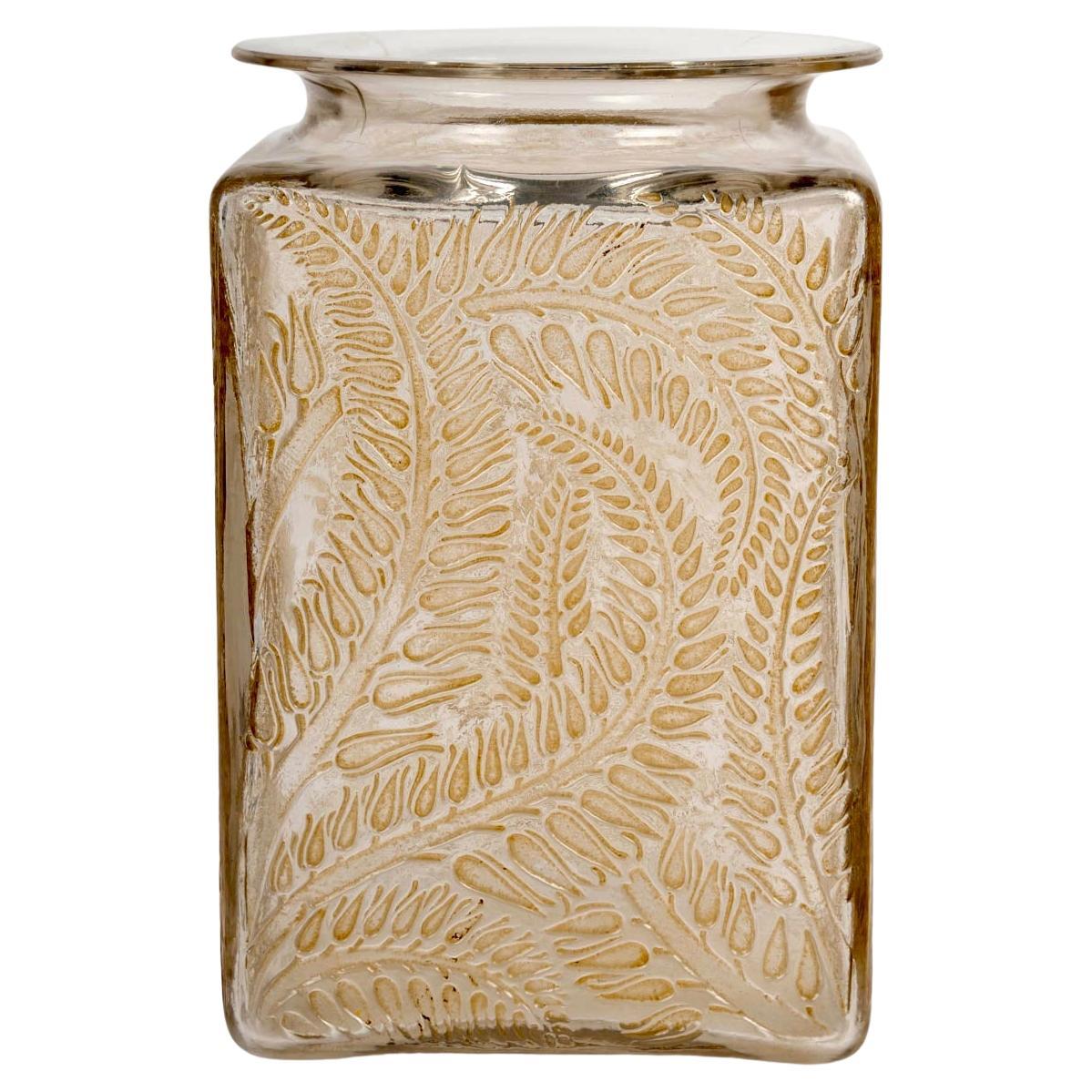 1926 Vase René Lalique Verre Myrrhis à patine sépia en vente