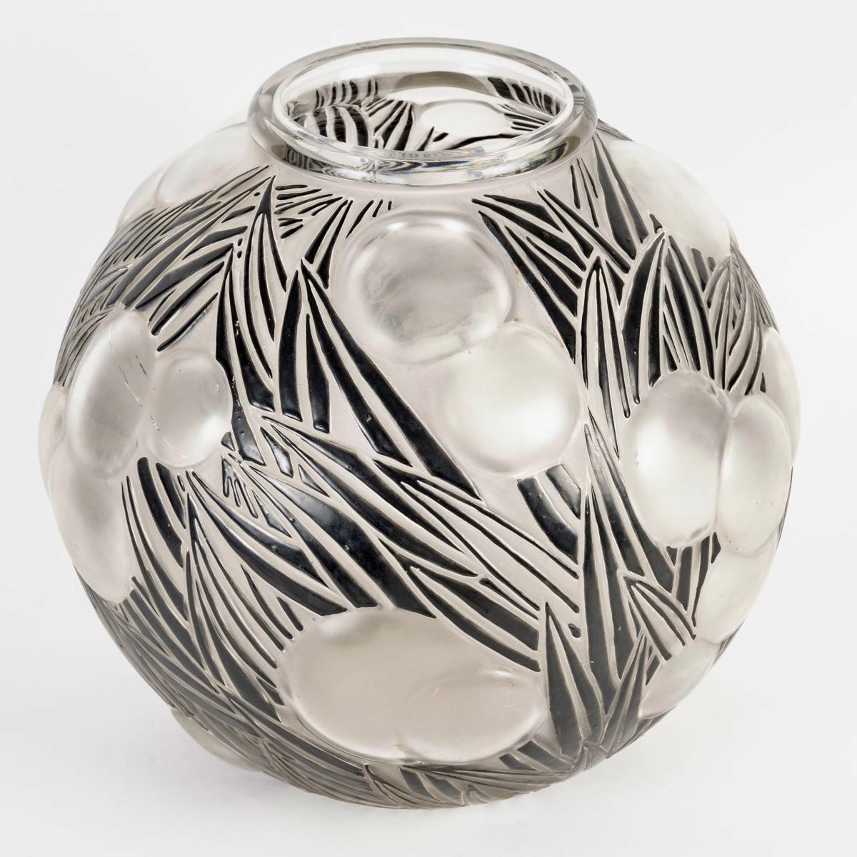 Art Deco 1926 René Lalique - Vase Oranges Frosted Glass with Original Black Enamel