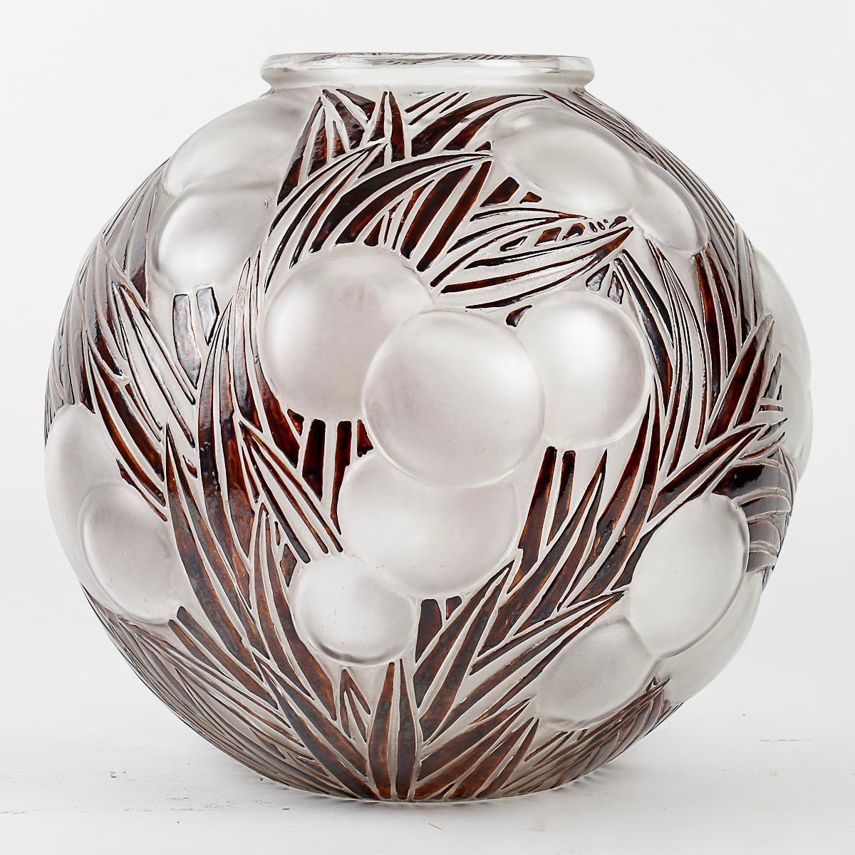 Vase “Oranges” made in frosted glass with original brown heated enamel by René Lalique in 1926 after a drawing by his daughter Suzanne Lalique.
Molded signature.

Perfect condition. Exceptional quality of enamelling. Rarer in brown than in black