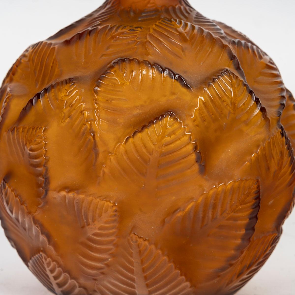 Art Déco 1926 René Lalique - Vaso Ormeaux in vetro ambrato in vendita