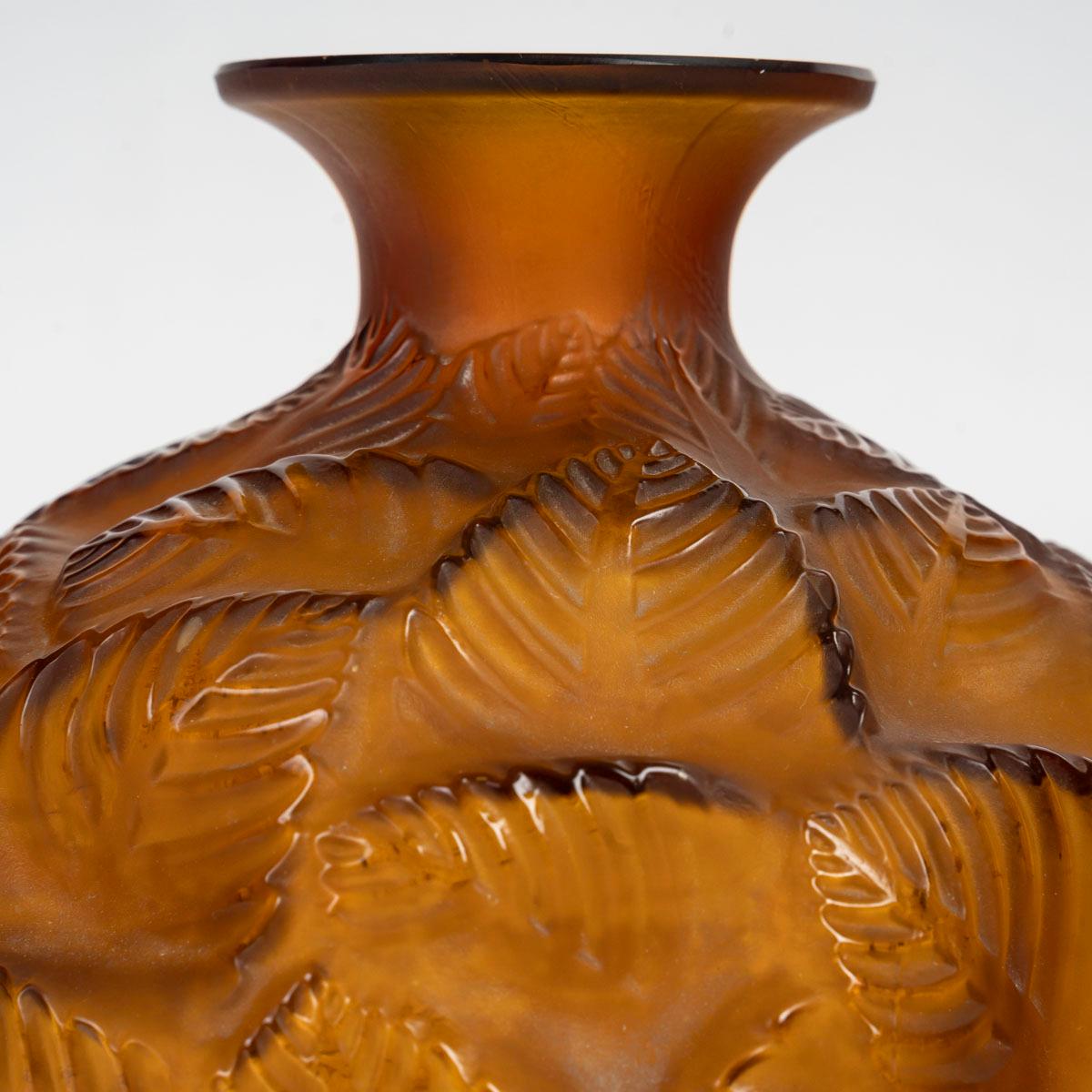 Francese 1926 René Lalique - Vaso Ormeaux in vetro ambrato in vendita