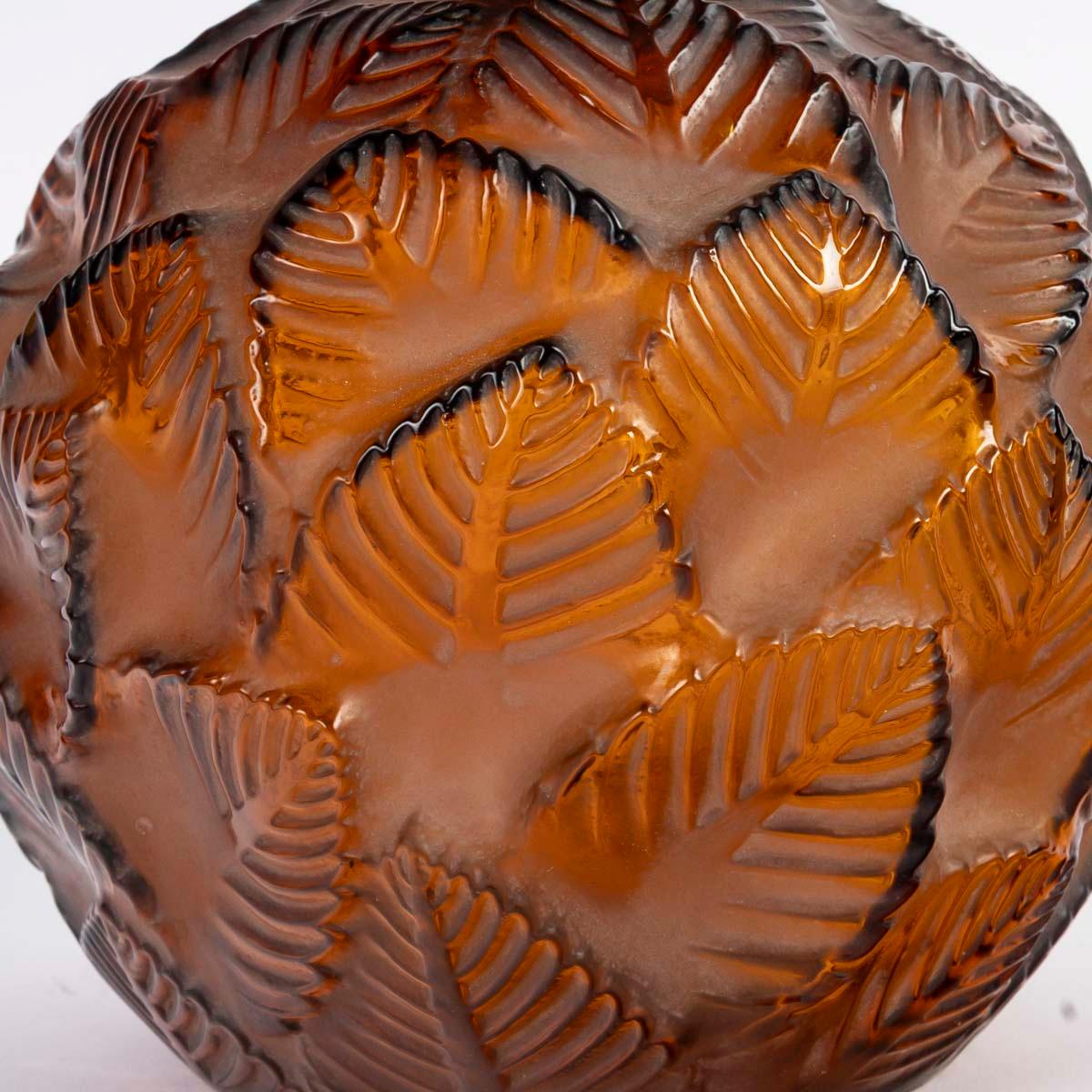 1926 René Lalique - Vase Ormeaux Bernsteinglas (Französisch) im Angebot