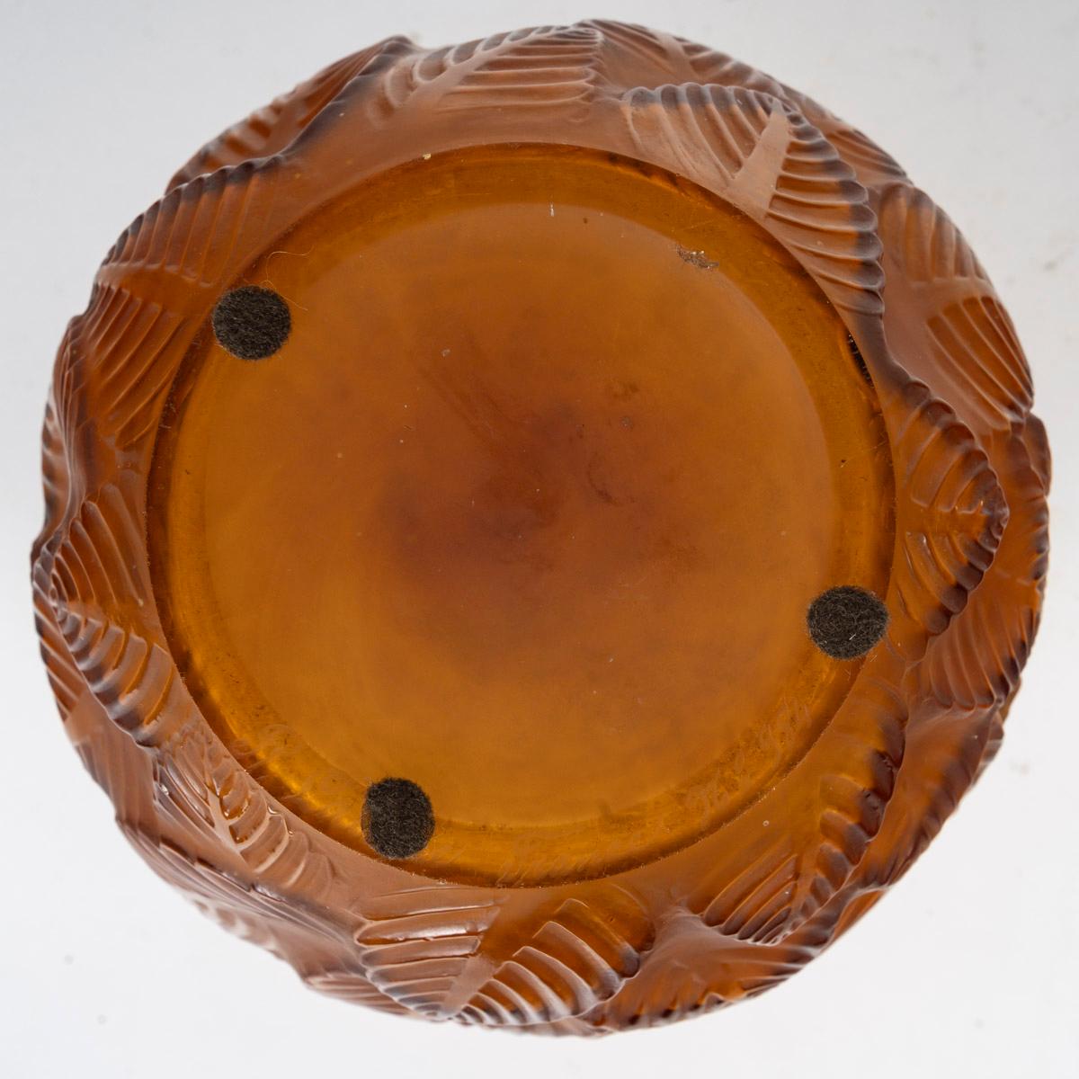 Stampato 1926 René Lalique - Vaso Ormeaux in vetro ambrato in vendita