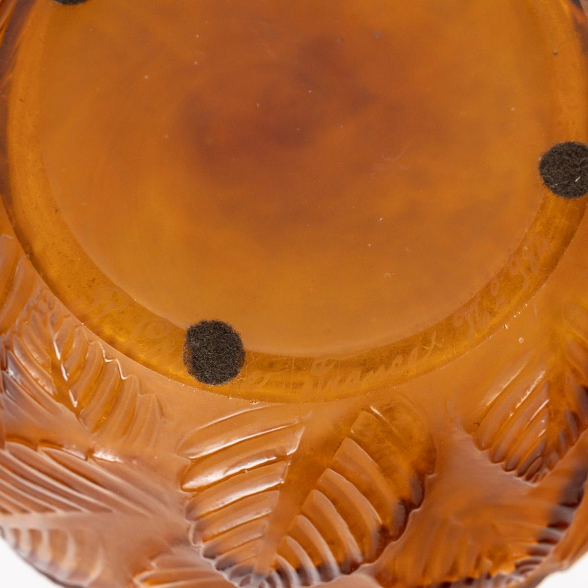 1926 René Lalique - Vaso Ormeaux in vetro ambrato In condizioni buone in vendita a Boulogne Billancourt, FR