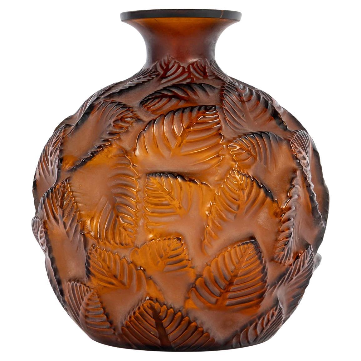 1926 René Lalique - Vase Ormeaux Bernsteinglas im Angebot