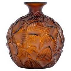1926 René Lalique - Vase Ormeaux Bernsteinglas