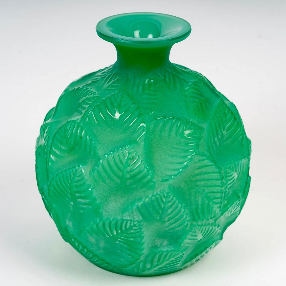 Art Deco 1926 René Lalique, Vase Ormeaux Cased Jade Green Glass