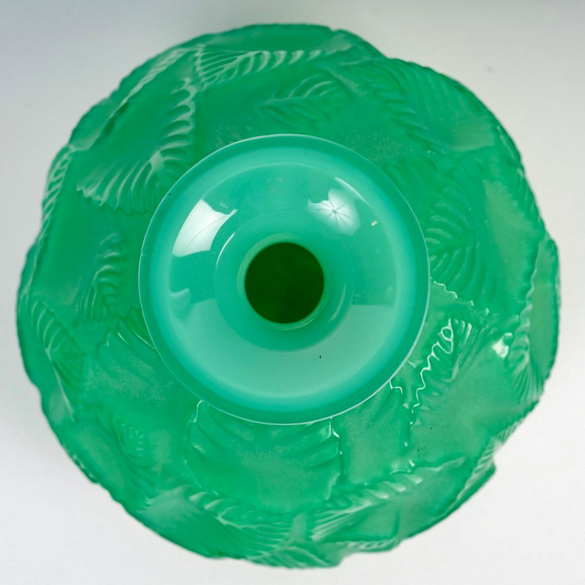 French 1926 René Lalique, Vase Ormeaux Cased Jade Green Glass