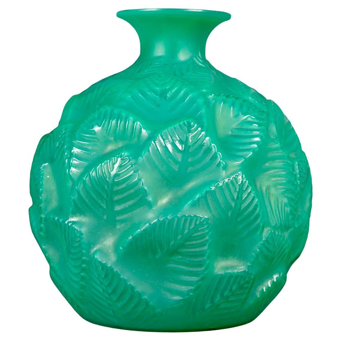 1926 René Lalique - Vase Ormeaux Cased Jade Green Glass For Sale