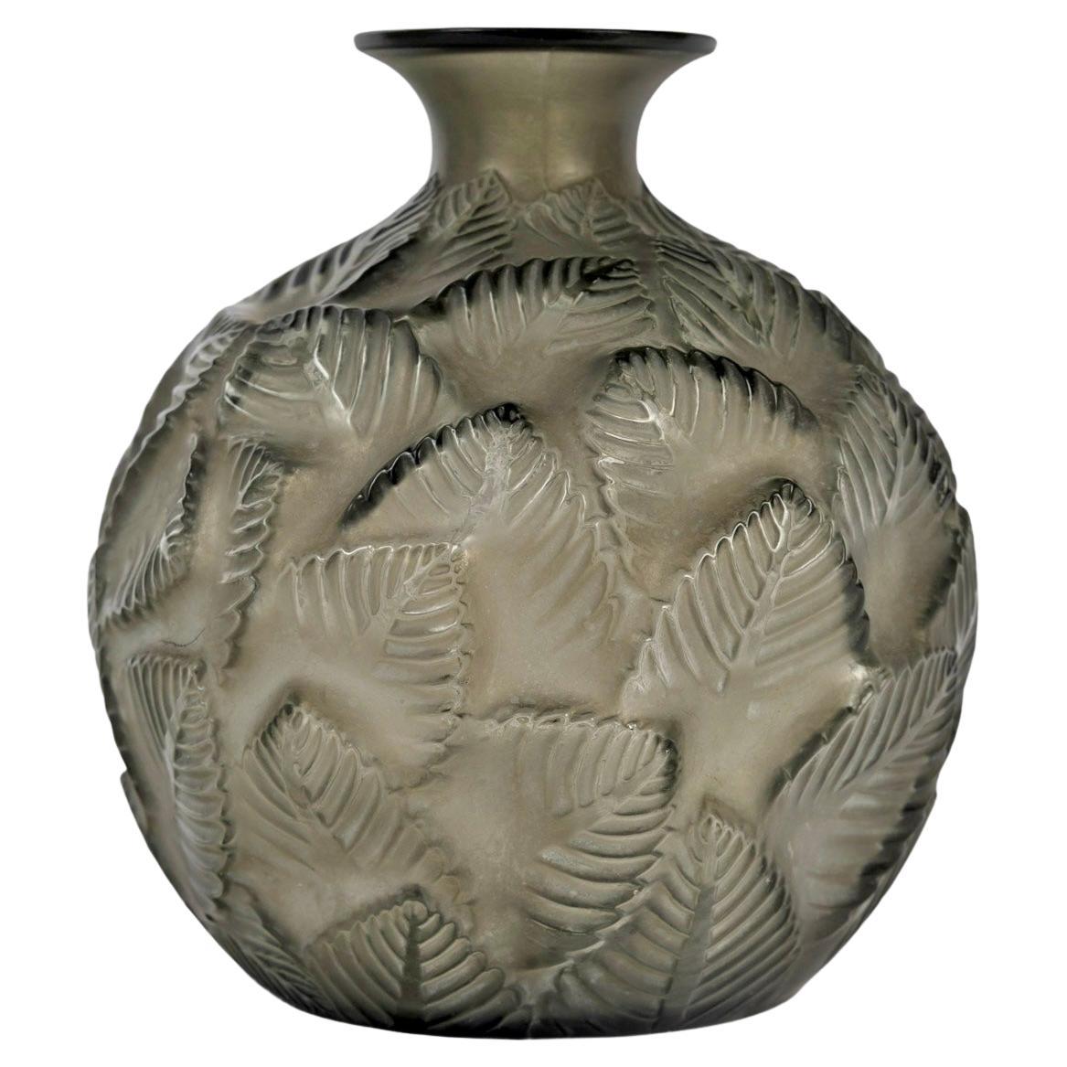 1926 René Lalique - Vaso di vetro grigio Ormeaux con patina bianca