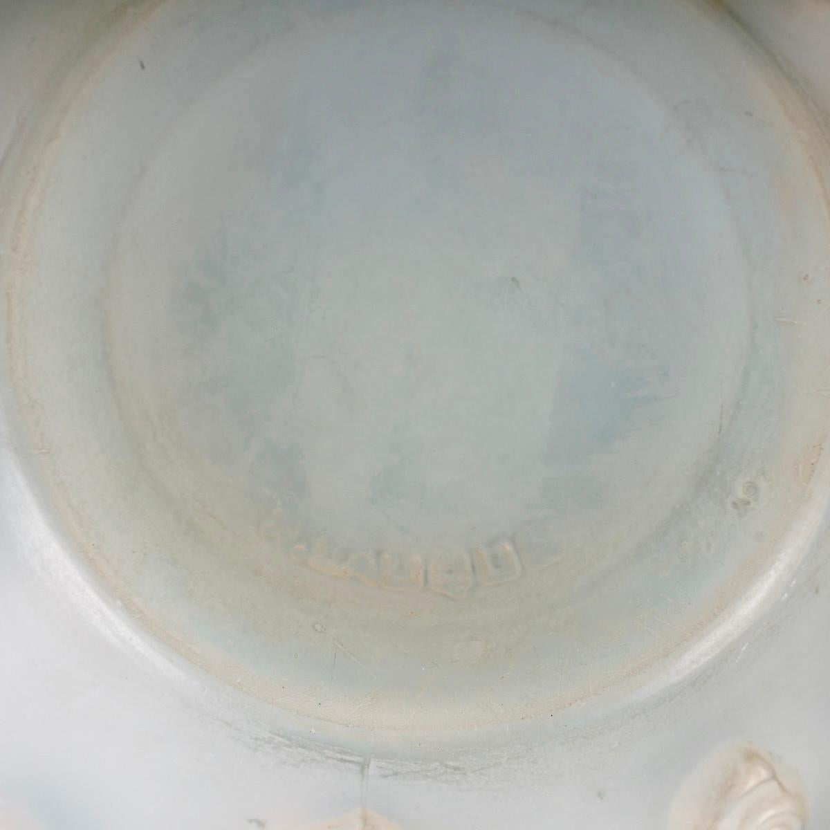 1926 René Lalique - Vase Palissy Überfangenes Opalisierendes Glas mit grauer Patina (Französisch) im Angebot