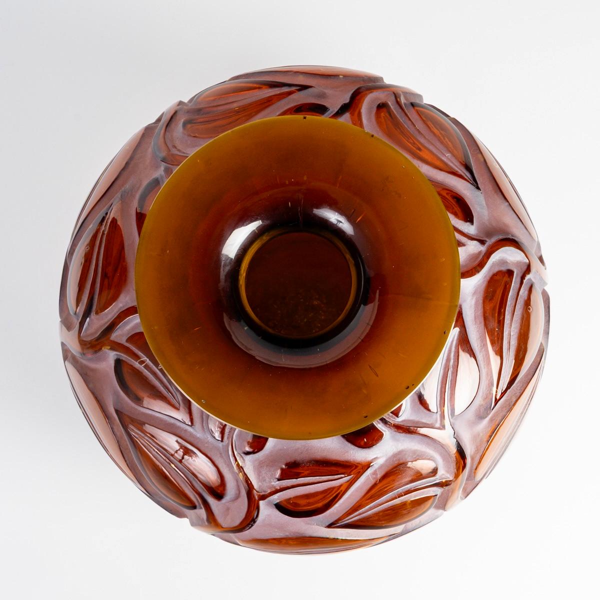 1926 Rene Lalique - Vase Sophora Red Amber Glass with White Patina In Good Condition In Boulogne Billancourt, FR