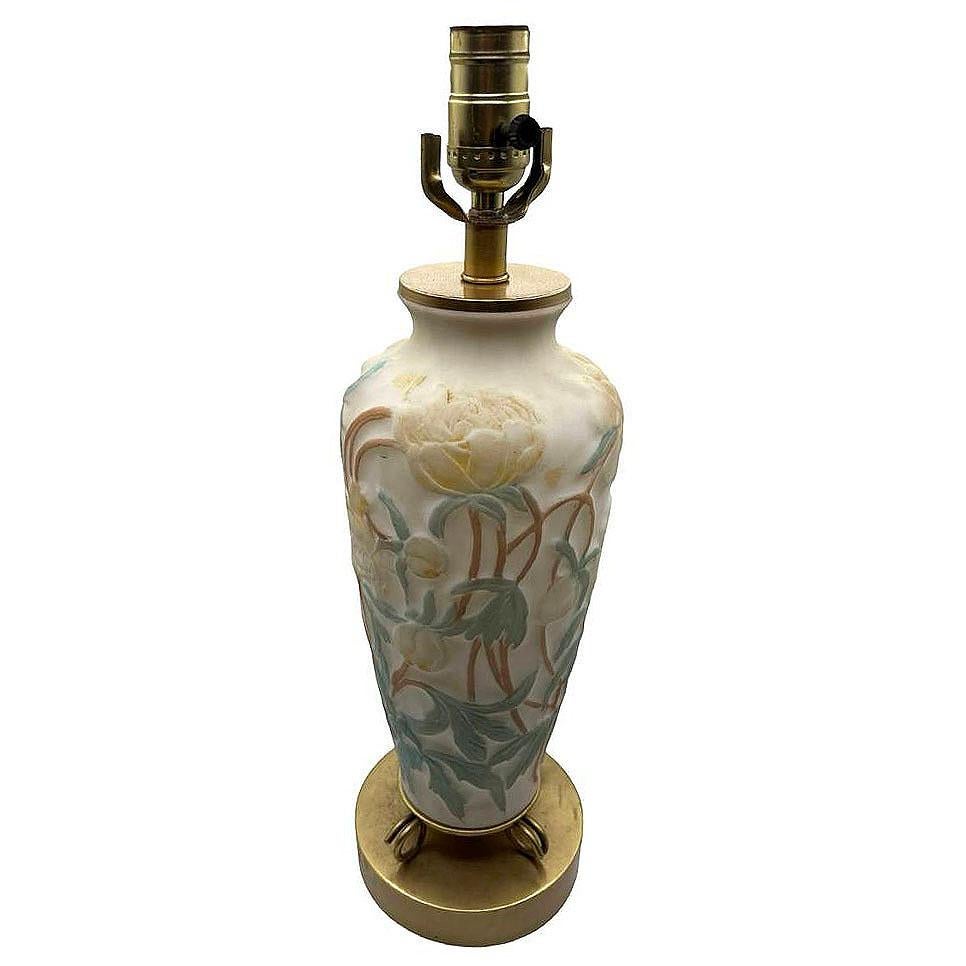 L'original Consolidated Phoenix Glass présente l'élégance raffinée d'un camée floral de pivoines avec des feuilles vertes. Sa base en verre opaque blanc satiné est ornée de motifs floraux délicatement embossés, largement influencés par l'Art