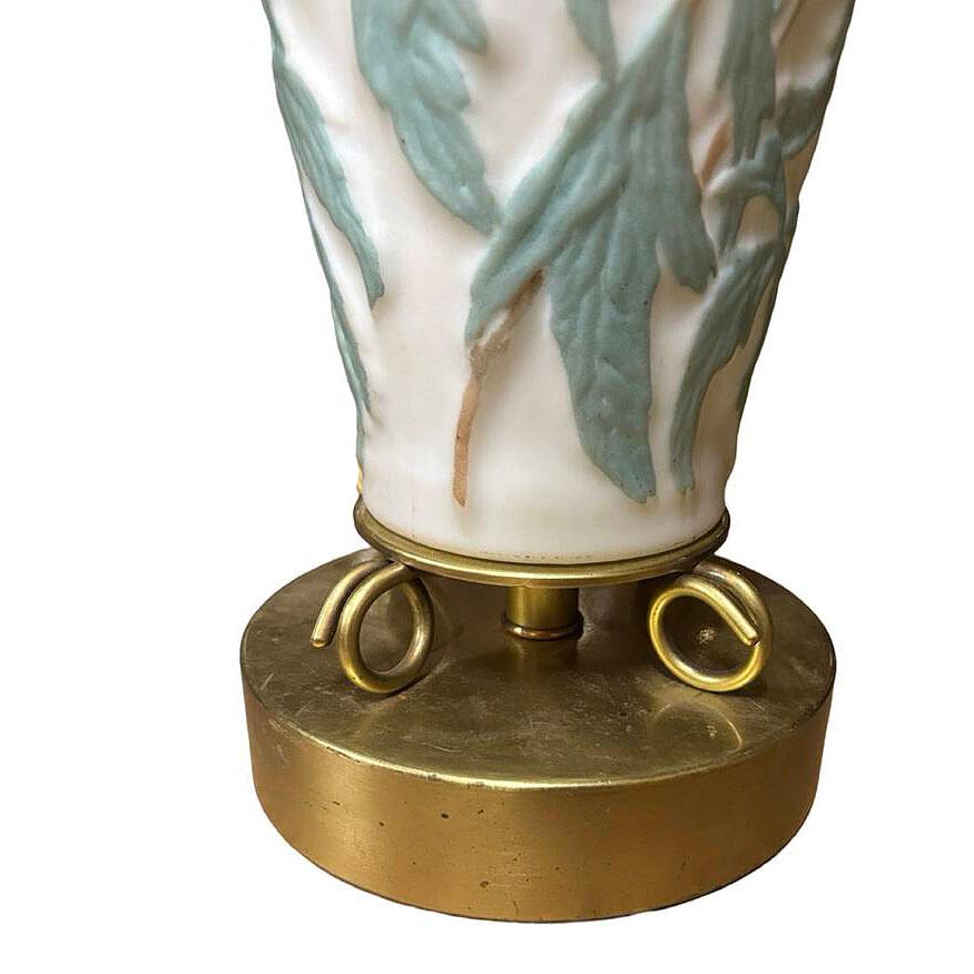 Américain Lampe vase Phoenix en verre satiné consolidé, pivoines avec feuilles, 1926 en vente