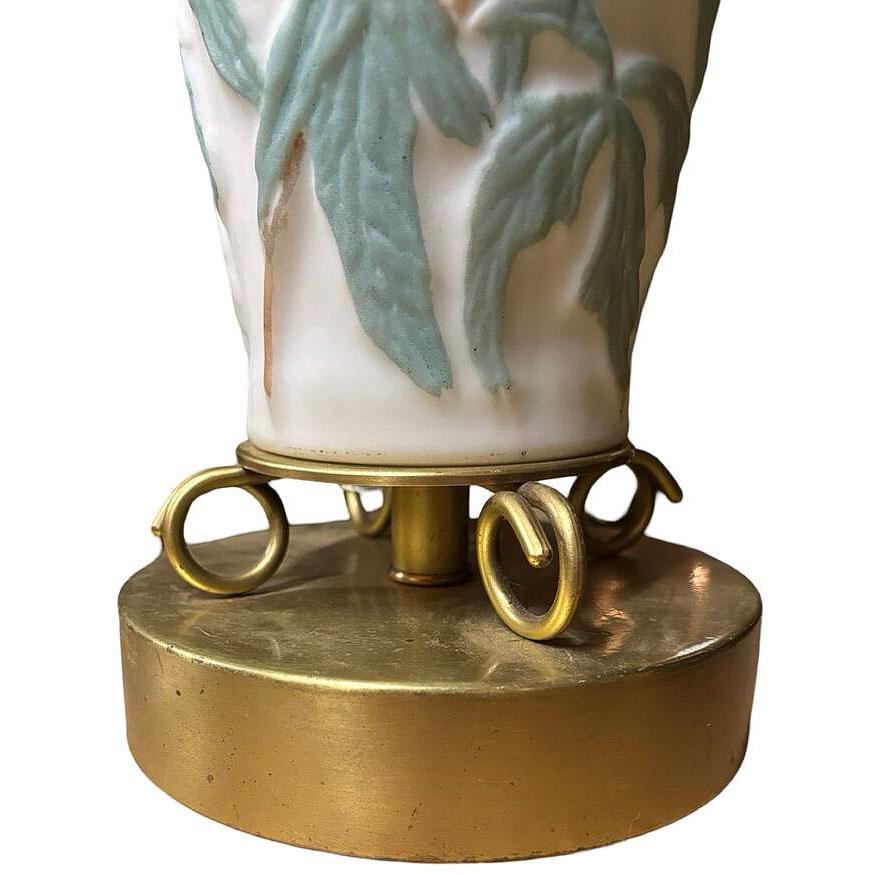 Lampe vase Phoenix en verre satiné consolidé, pivoines avec feuilles, 1926 Excellent état - En vente à Van Nuys, CA