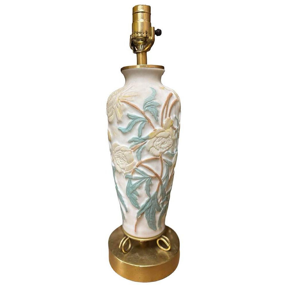 Début du 20ème siècle Lampe vase Phoenix en verre satiné consolidé, pivoines avec feuilles, 1926 en vente