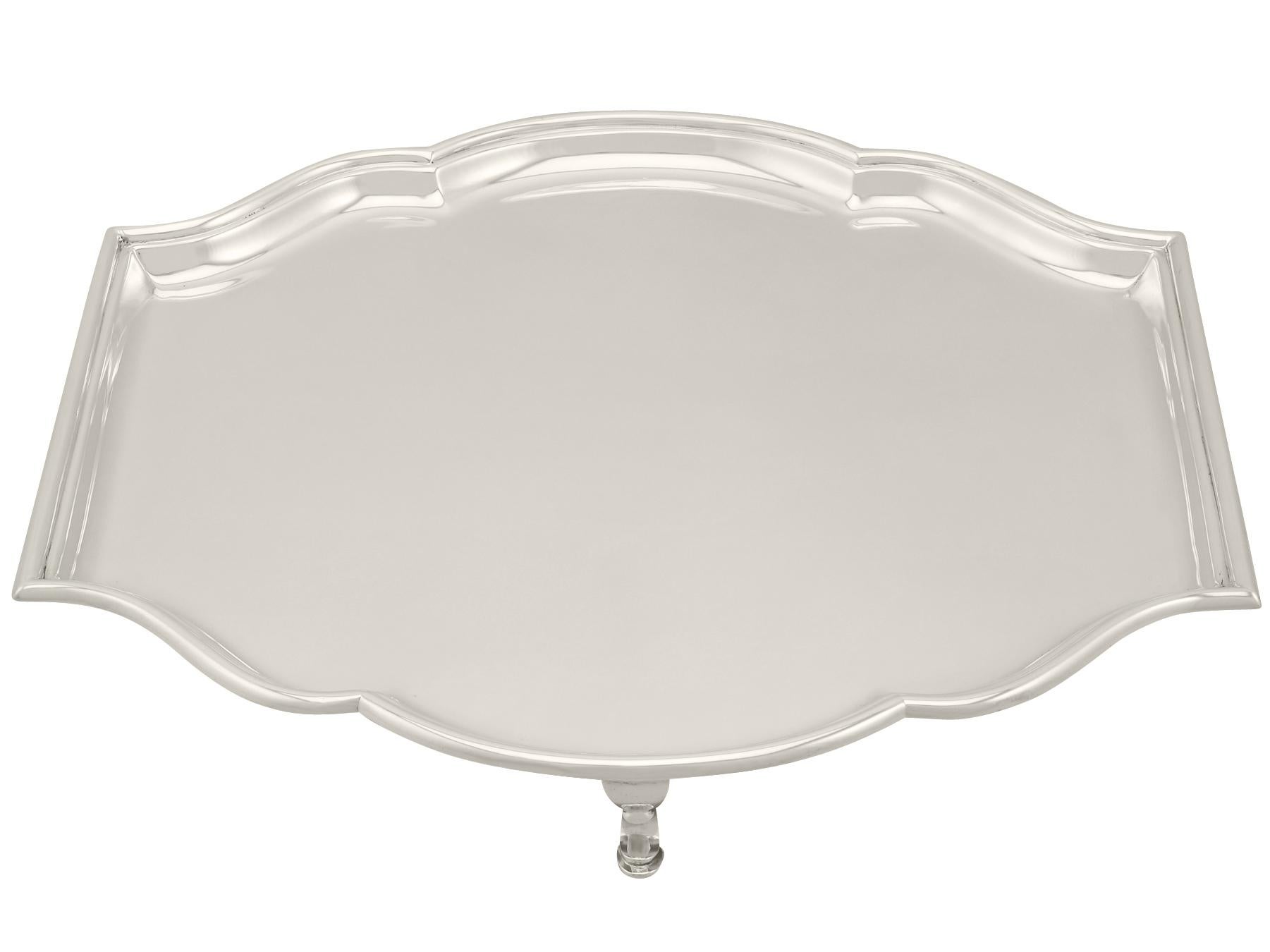 An exceptional, fine and impressive antique George V English sterling silver salver made in the Art Deco style, an addition to our silver dining collection.

This exceptional antique George V English sterling silver salver has a circular shaped