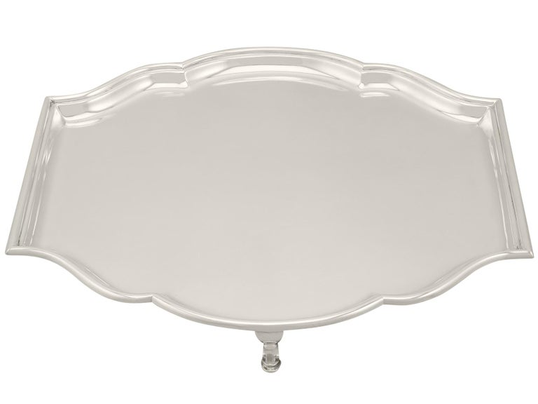 An exceptional, fine and impressive antique George V English sterling silver salver made in the Art Deco style, an addition to our silver dining collection.

This exceptional antique George V English sterling silver salver has a circular shaped