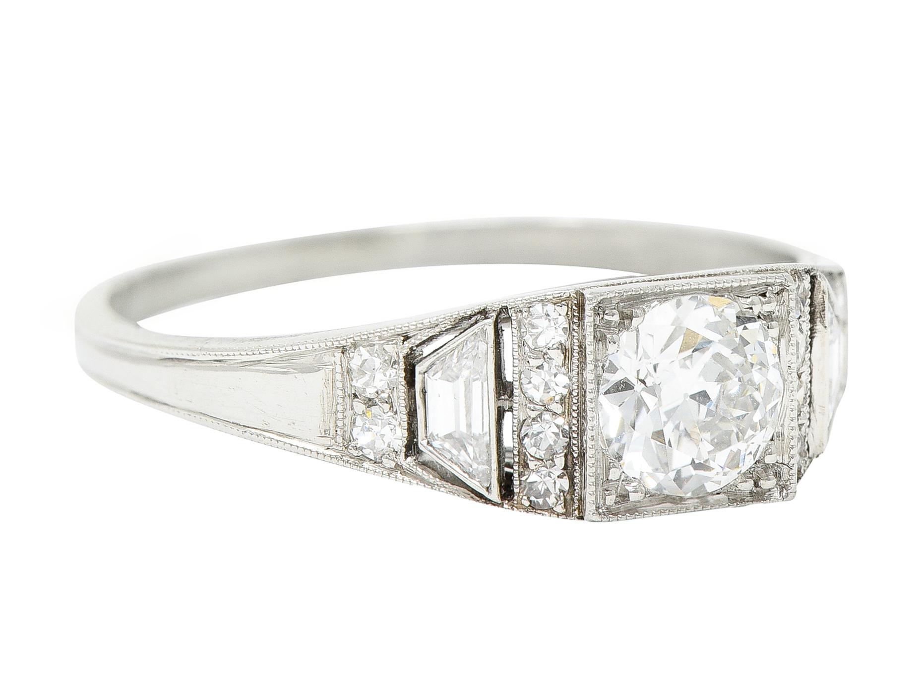 Bandring mit einem Diamanten im Übergangsschliff mit einem Gewicht von 0,56 Karat - Farbe G und Reinheit SI1

Niedrig in einem quadratischen Kopf gefasst und flankiert von Diamanten im Trapezschliff mit einem Gesamtgewicht von 0,15 Karat - gut auf