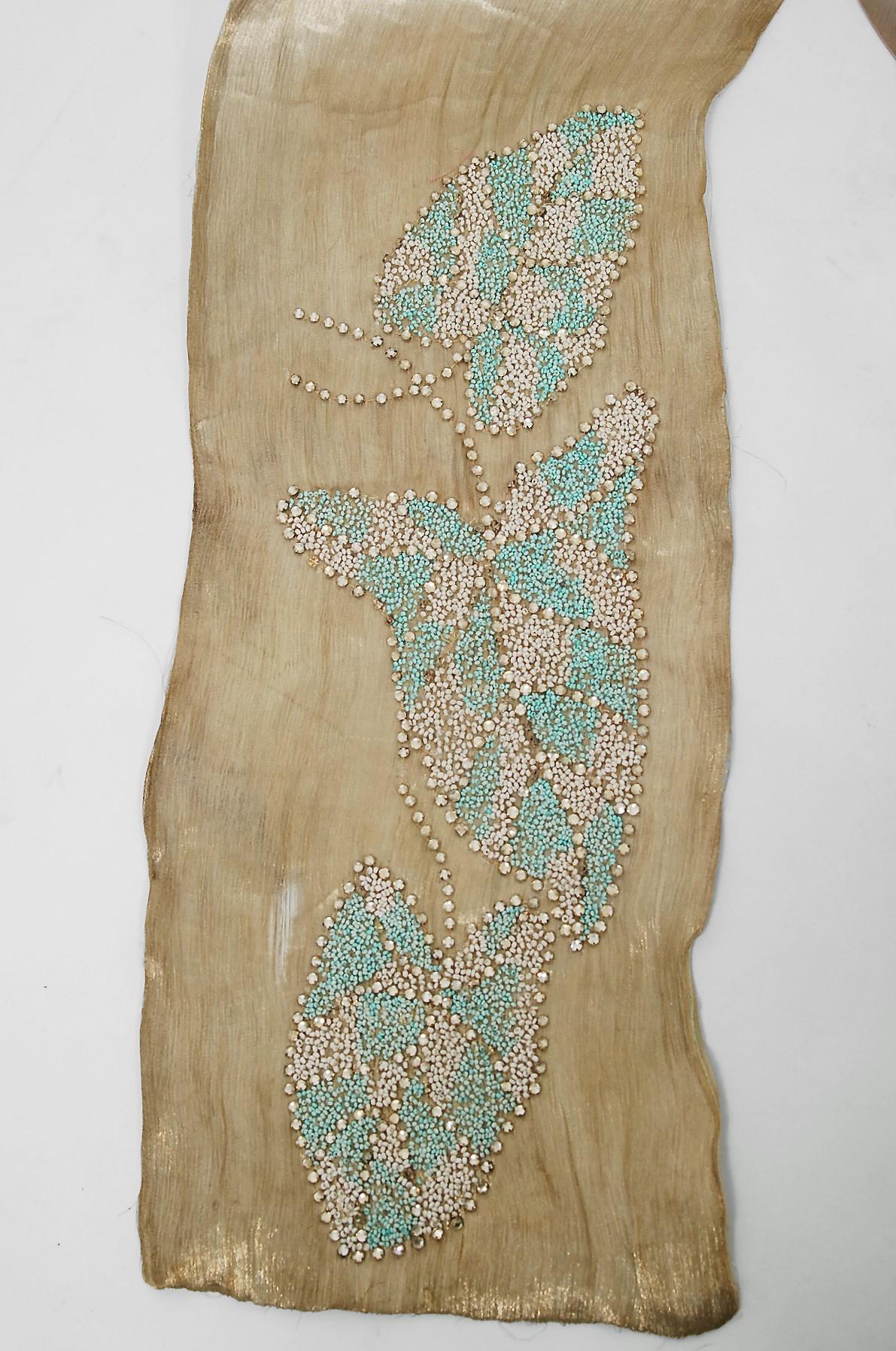 Robe de flapper à traîne en lamé d'or métallisé de la Couture française des années 1920, ornée de perles et de motifs de feuilles en vente 10