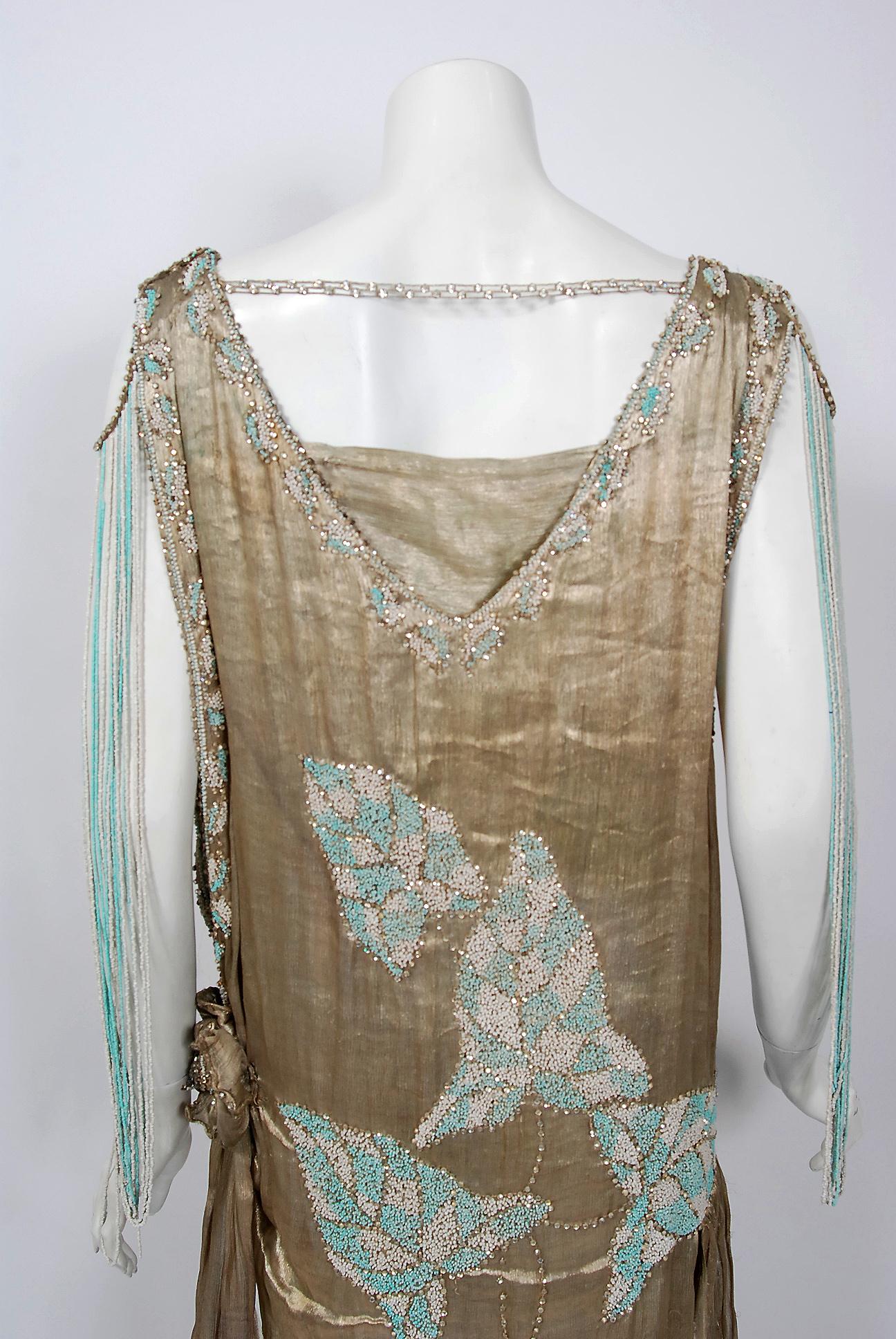 Robe de flapper à traîne en lamé d'or métallisé de la Couture française des années 1920, ornée de perles et de motifs de feuilles en vente 11