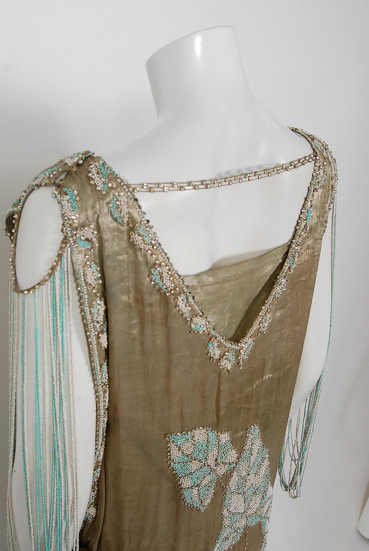 Robe de flapper à traîne en lamé d'or métallisé de la Couture française des années 1920, ornée de perles et de motifs de feuilles en vente 12