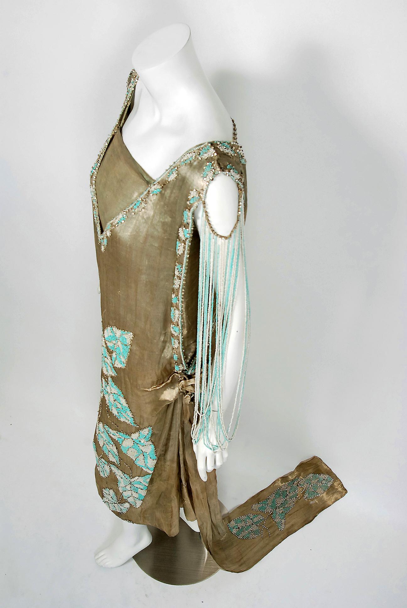 Atemberaubende Mitte der 1920er Jahre Französisch Couture Museum-Qualität Perlen und Juwelen metallischen Lamé Abend trainiert Kleid. Die dramatische goldene Farbpalette berührt unser kollektives ästhetisches Bewusstsein zutiefst. Als Modeliebhaber