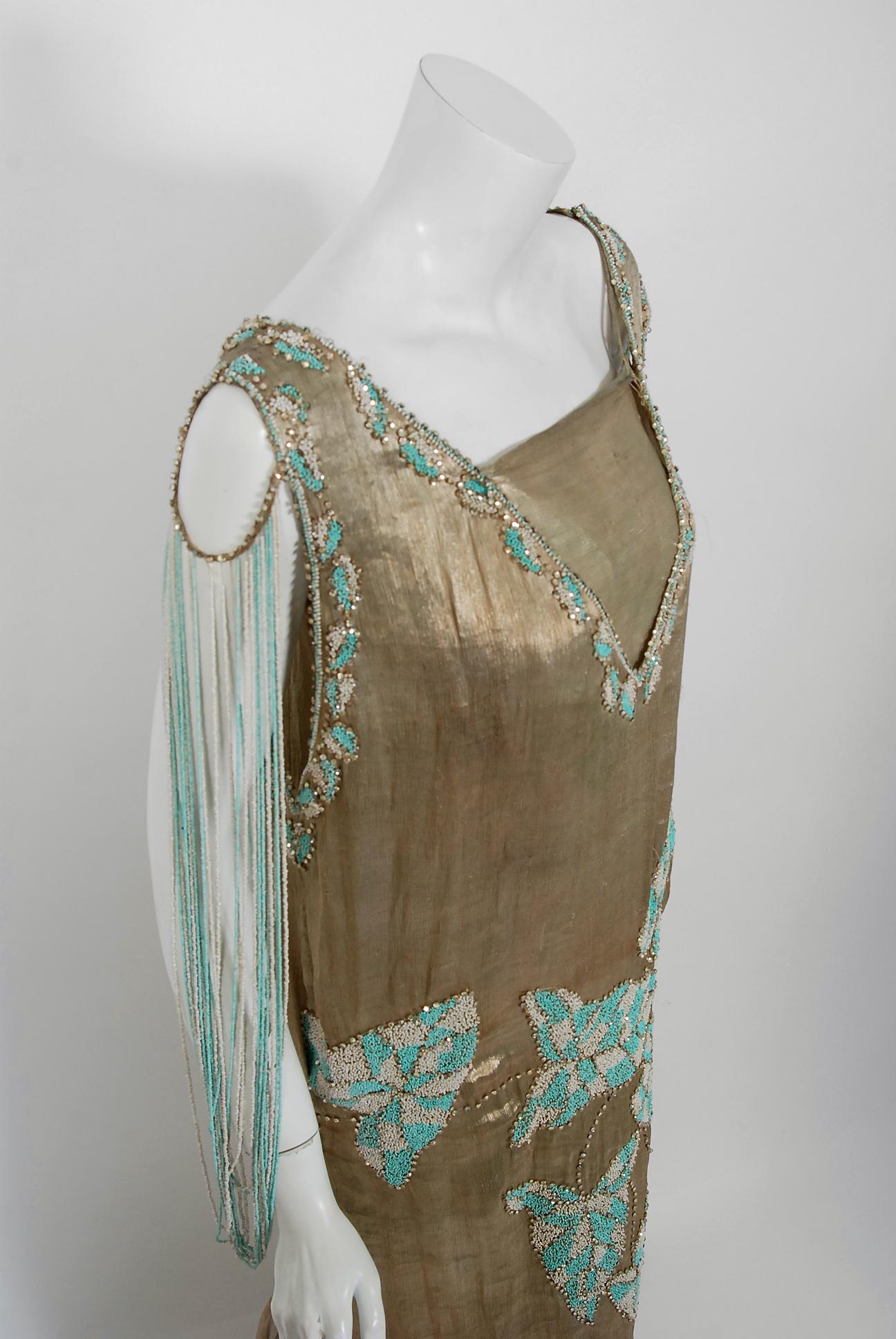 Robe de flapper à traîne en lamé d'or métallisé de la Couture française des années 1920, ornée de perles et de motifs de feuilles en vente 2