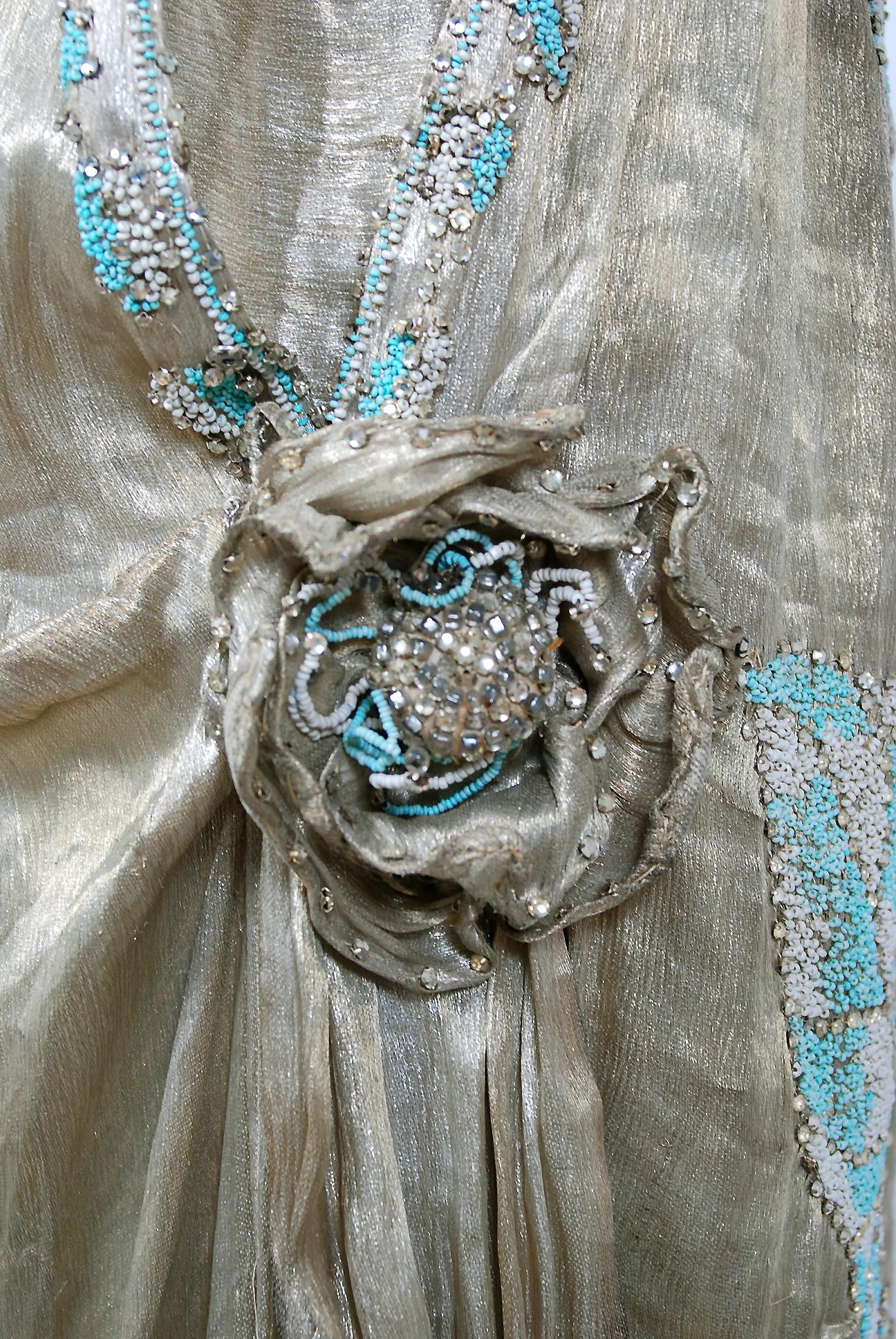 Robe de flapper à traîne en lamé d'or métallisé de la Couture française des années 1920, ornée de perles et de motifs de feuilles en vente 3