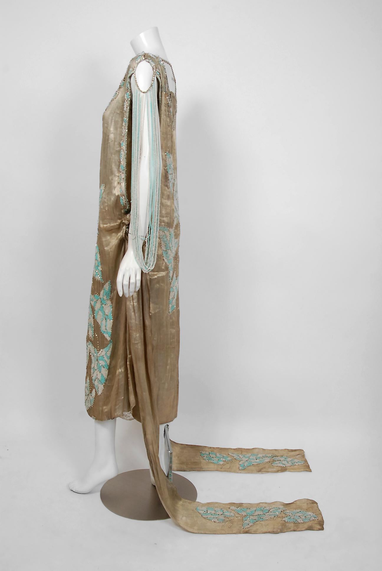Robe de flapper à traîne en lamé d'or métallisé de la Couture française des années 1920, ornée de perles et de motifs de feuilles en vente 1