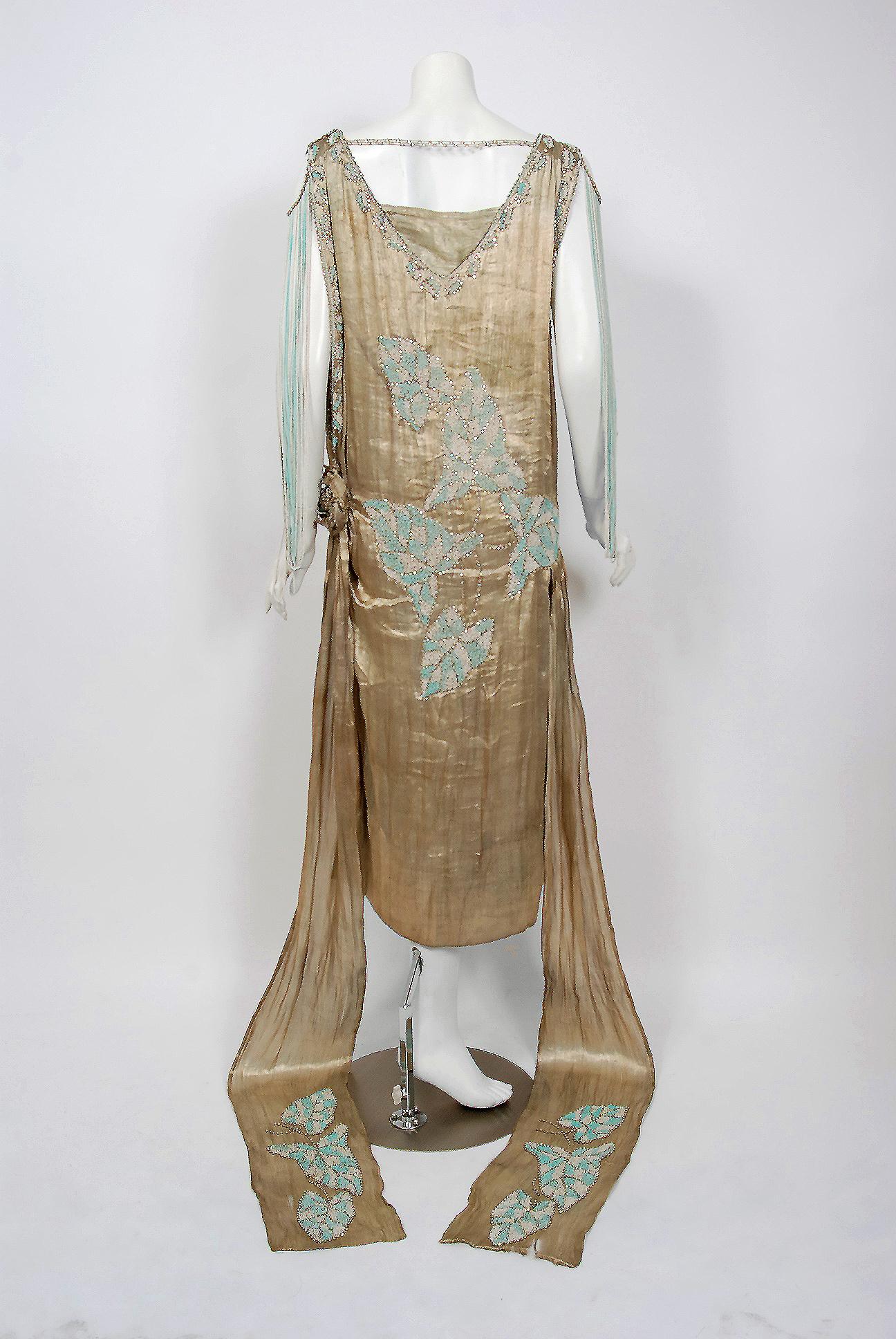 Robe de flapper à traîne en lamé d'or métallisé de la Couture française des années 1920, ornée de perles et de motifs de feuilles en vente 9