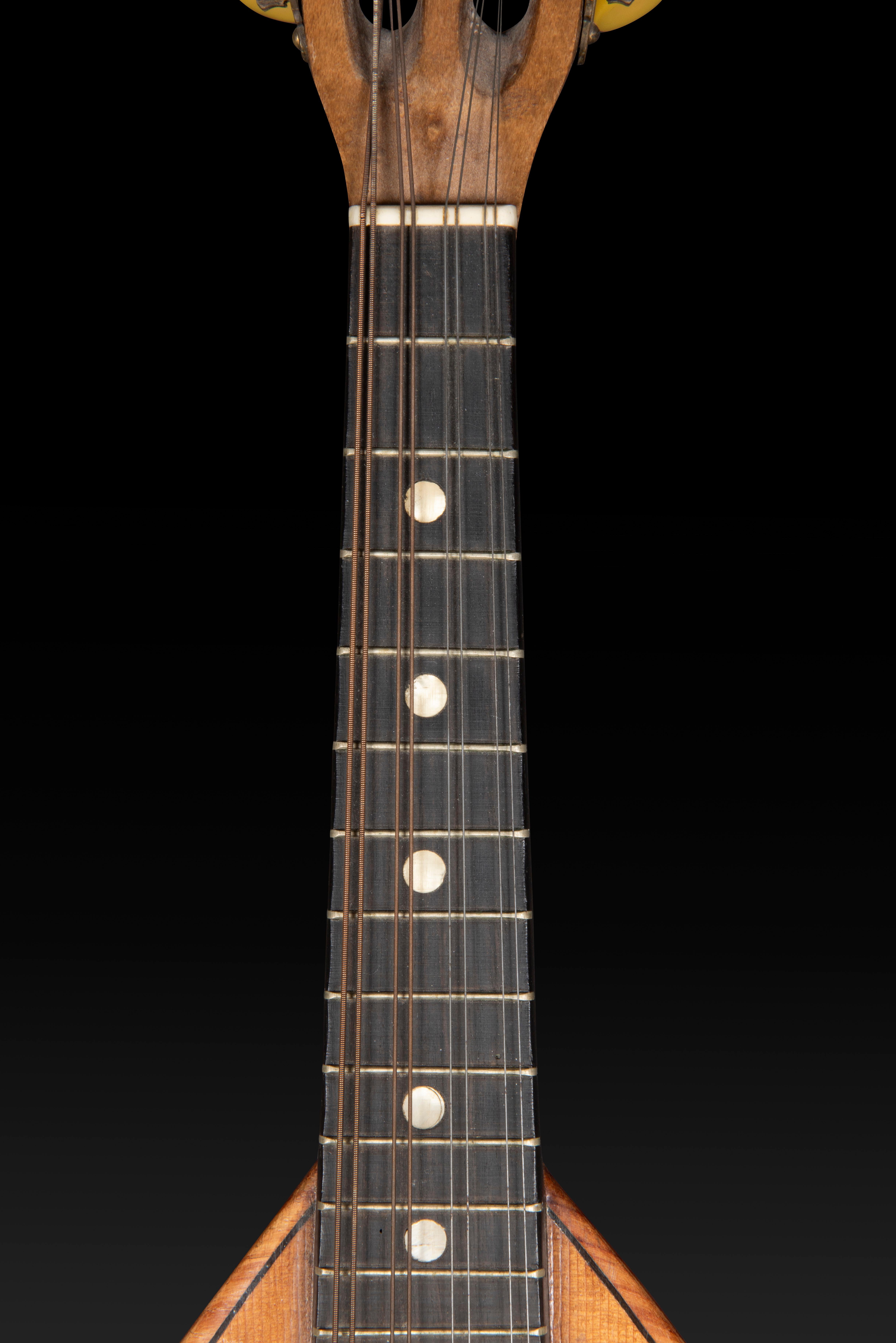 1927 Gelas Double-Table Mandolin, Numbered (5947) and Stamped: An Exceptional Collector's Piece.

- Visual Characteristics: 

•	Soundboard View: 

o	Shape: The mandolin exhibits a characteristic teardrop shape.
o	Soundboard: Composed of two inclined