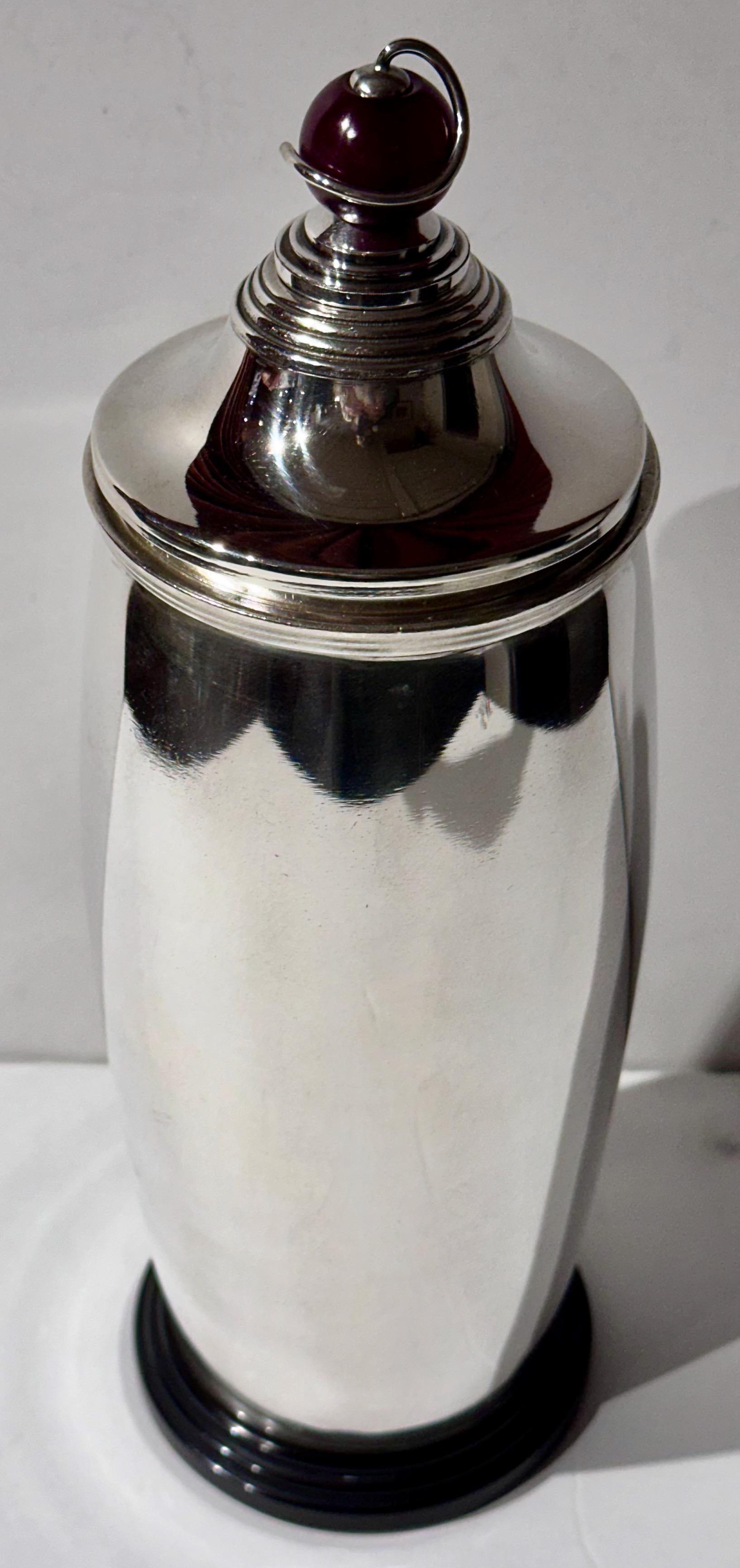 Art déco 1927 Meriden International Silver Cocktail Shaker Amber Ball Top Art Deco en vente