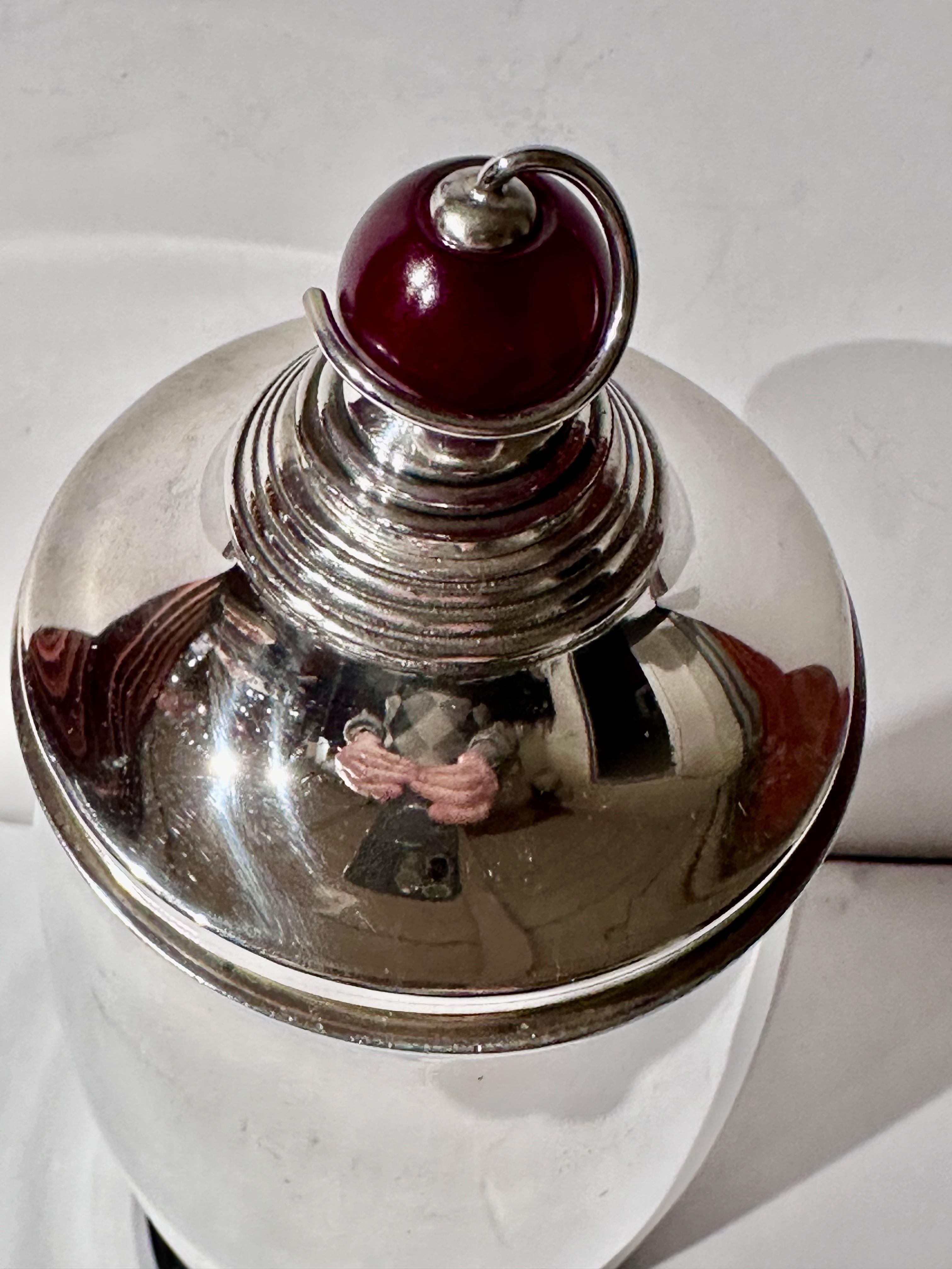 Nord-américain 1927 Meriden International Silver Cocktail Shaker Amber Ball Top Art Deco en vente