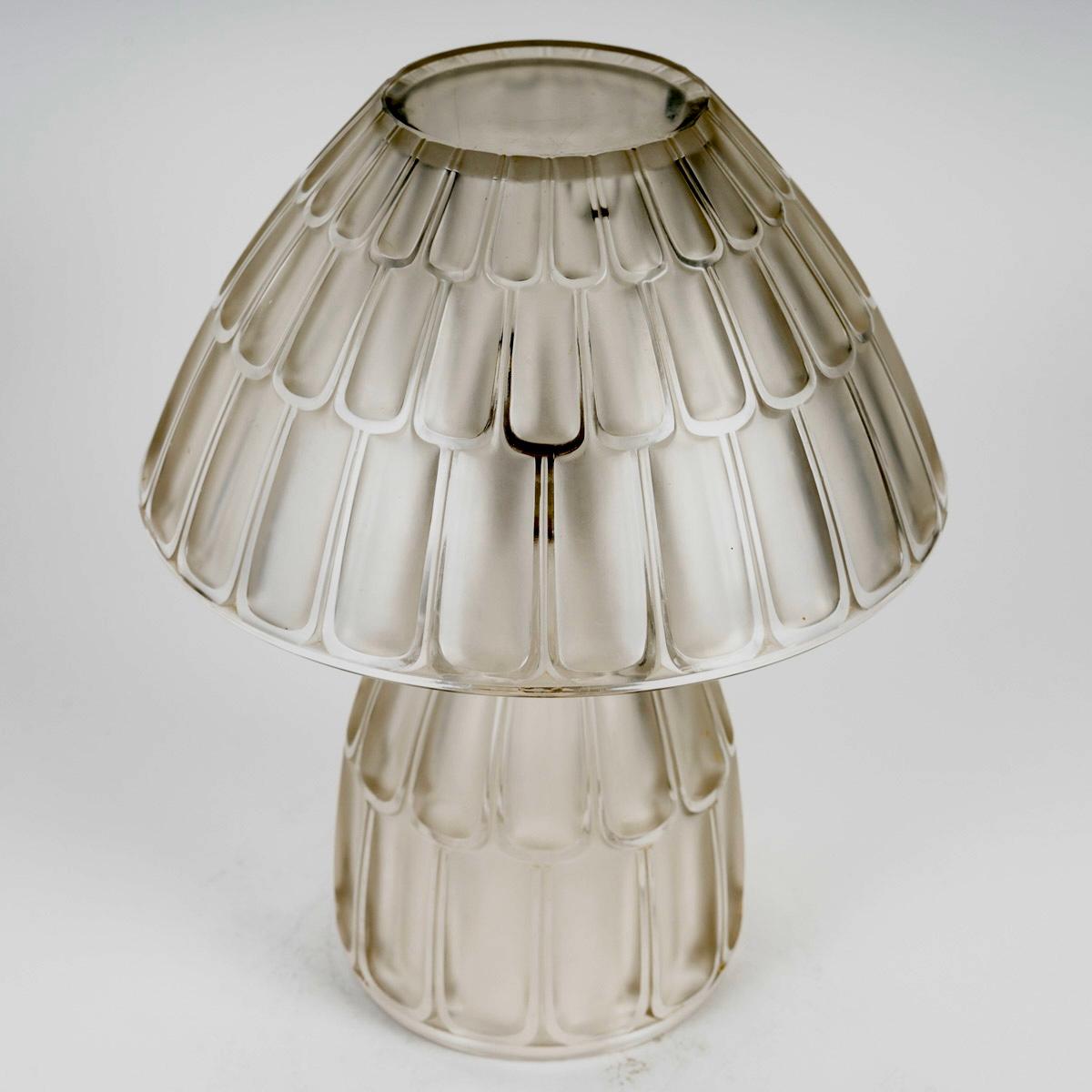 French 1927 René Lalique Art Deco Modernist Lamp Saint Nabor Glass