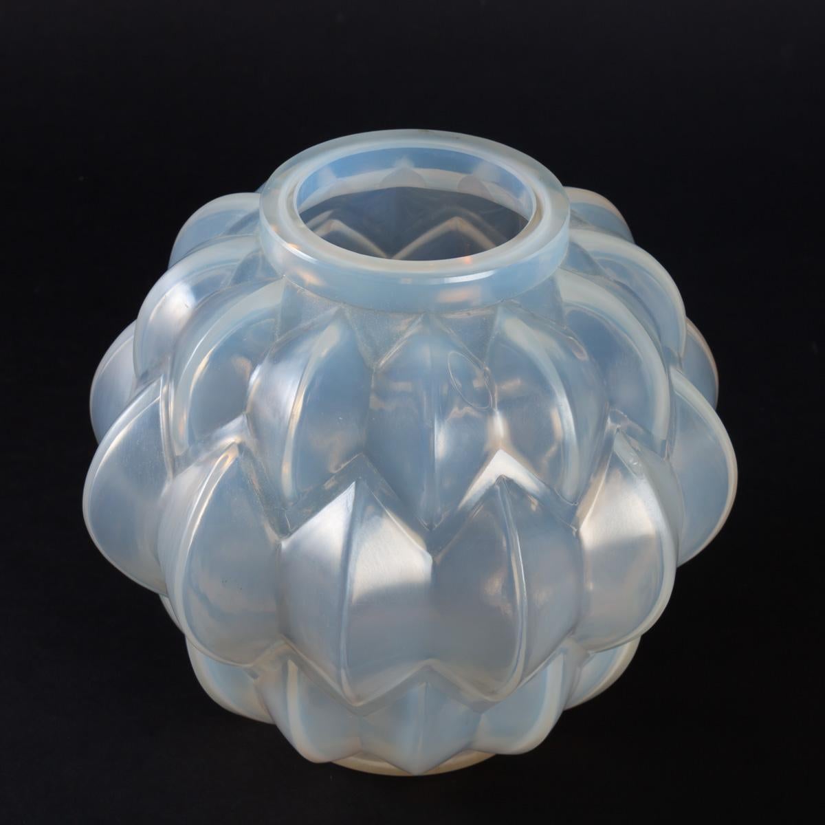 1927 René Lalique Art Deco Nivernais Vase in Triple Cased Opalescent Glass In Good Condition In Boulogne Billancourt, FR