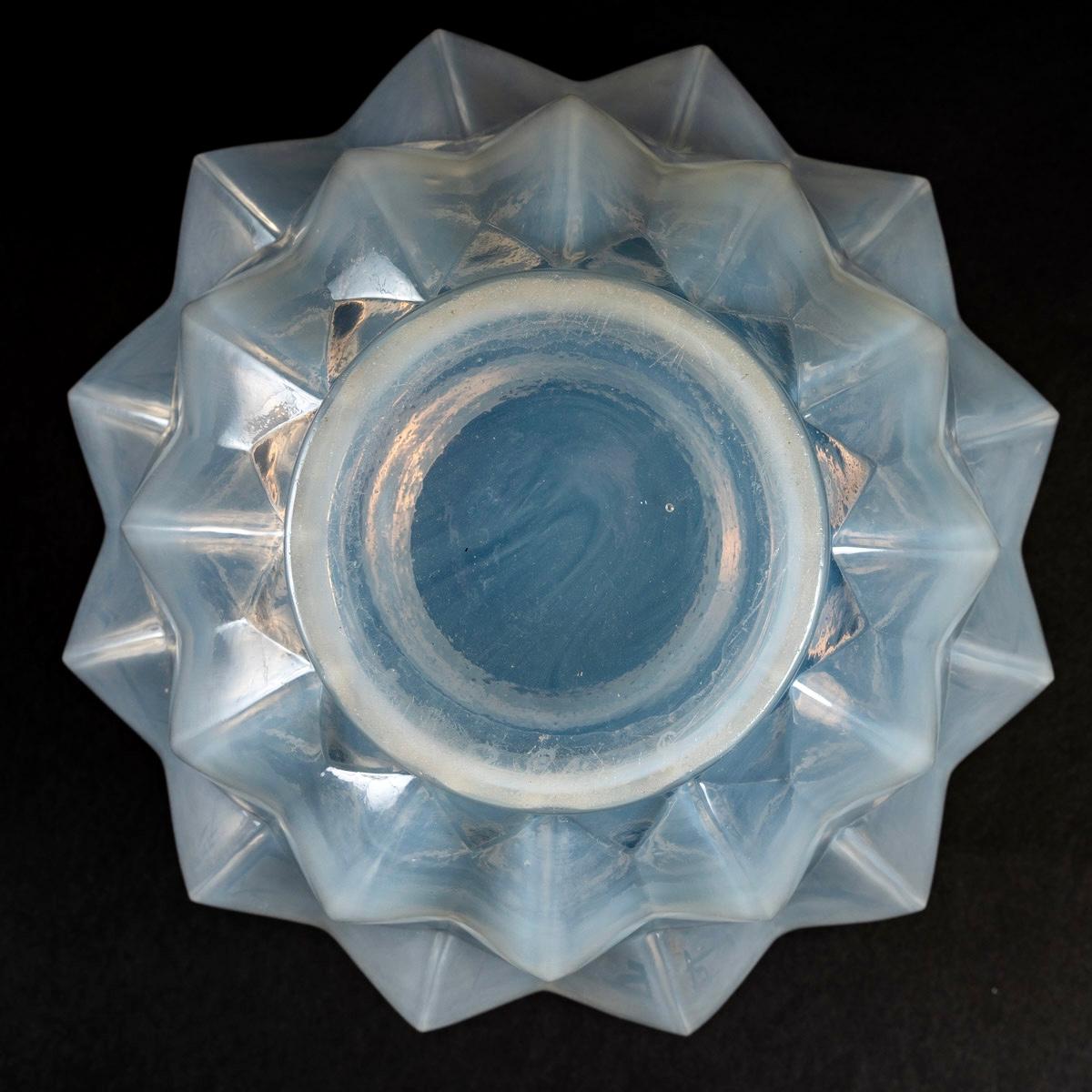 1927 René Lalique Art Deco Nivernais Vase in Triple Cased Opalescent Glass In Good Condition In Boulogne Billancourt, FR