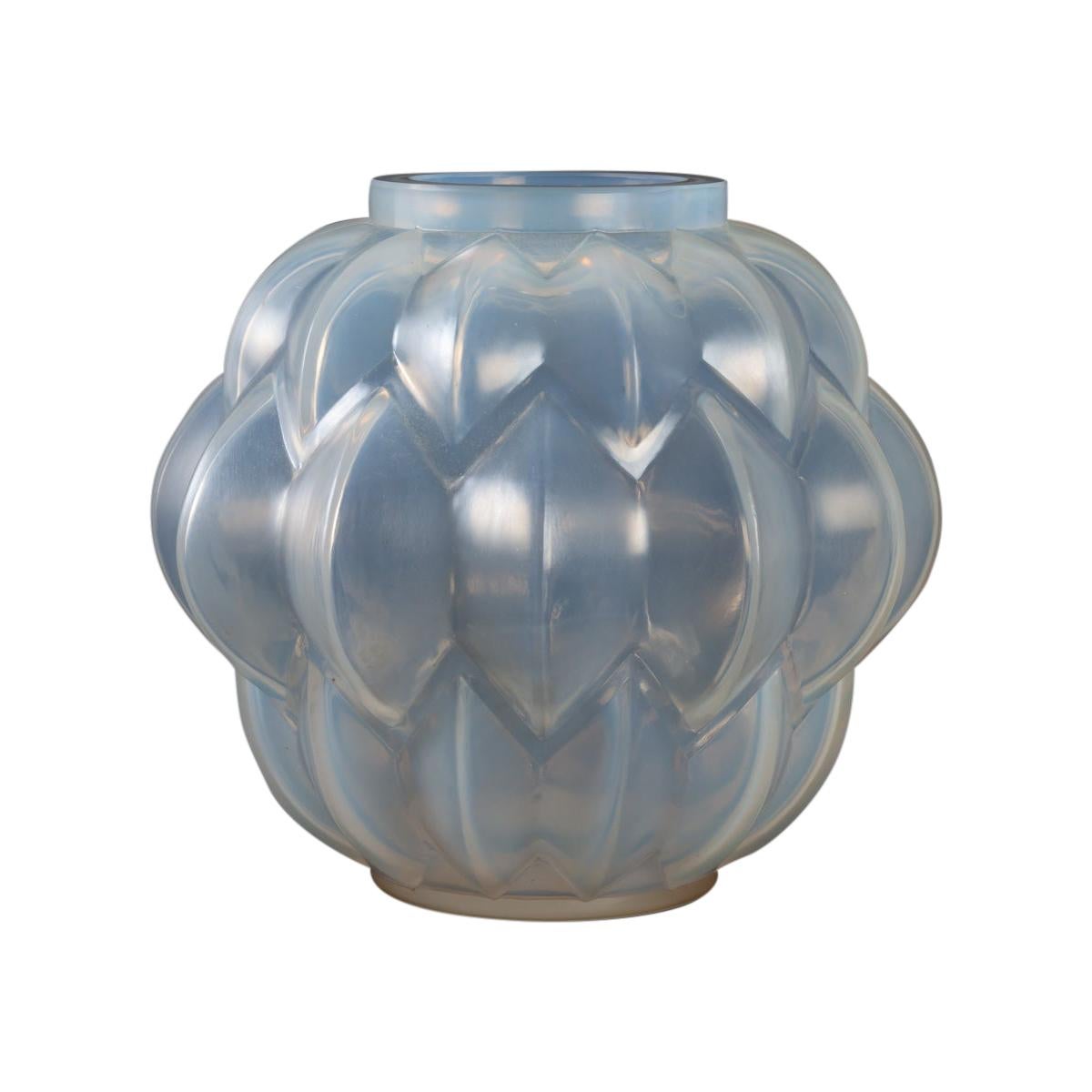 1927 René Lalique Art Deco Nivernais Vase in Triple Cased Opalescent Glass