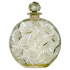 1927: Flacone da profumo Art Déco di René Lalique, in vetro di Clamart con patina verde