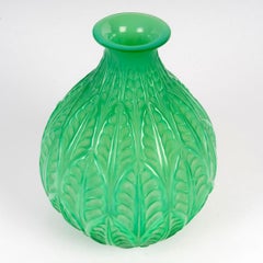 1927 Vaso Art Déco di René Lalique, Malesherbes, in vetro verde giada con rivestimento