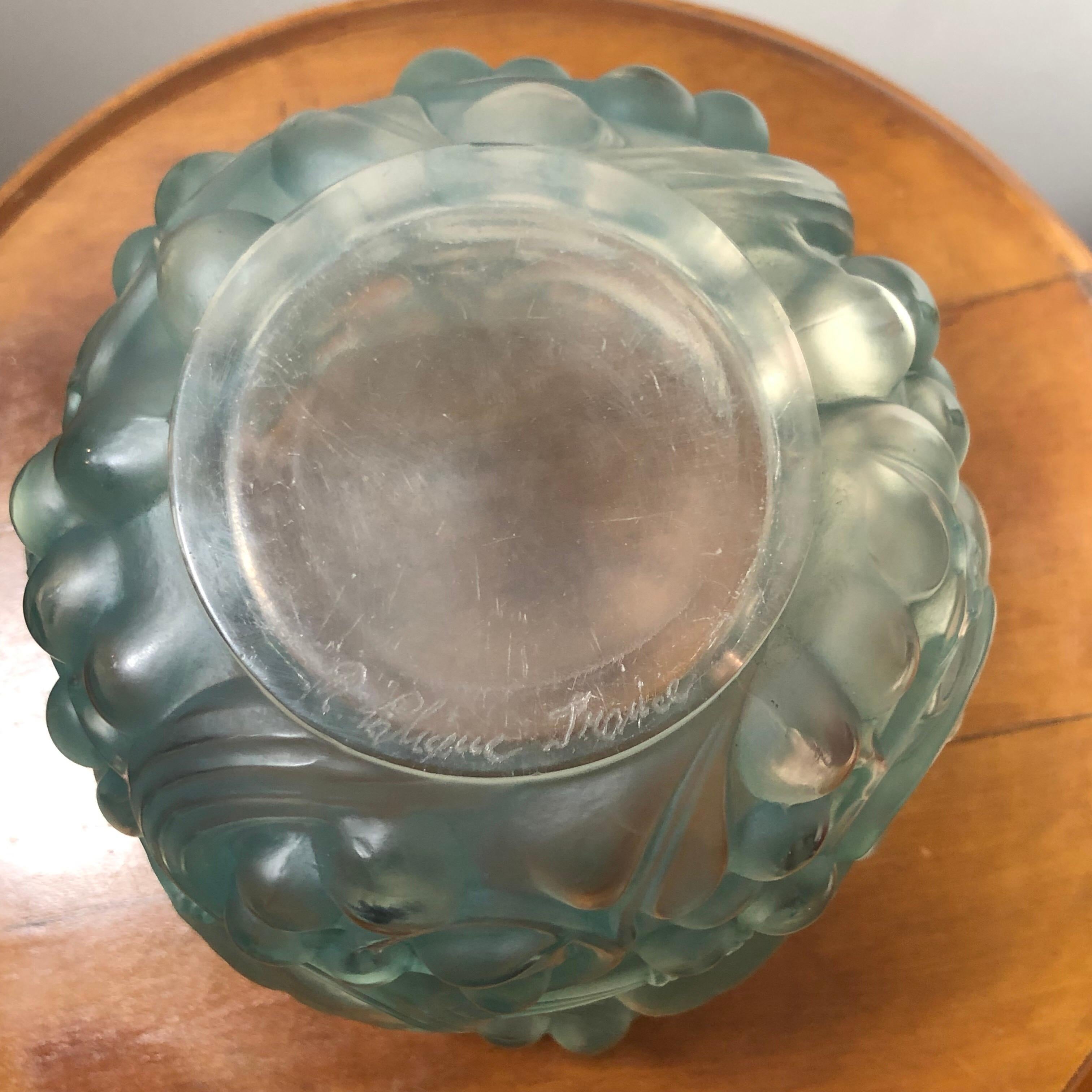 1927 René Lalique Avallon Vase in Frosted and Green Stained Glass - Sparrow Bird In Good Condition In Boulogne Billancourt, FR