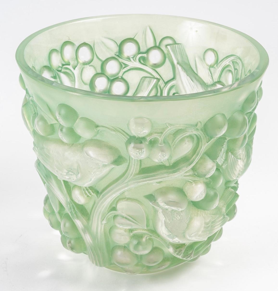Art Deco 1927 René Lalique Avallon Vase in Frosted Glass with Green Patina Sparrows Birds